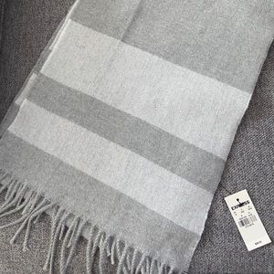 Long two-toned gray scarf